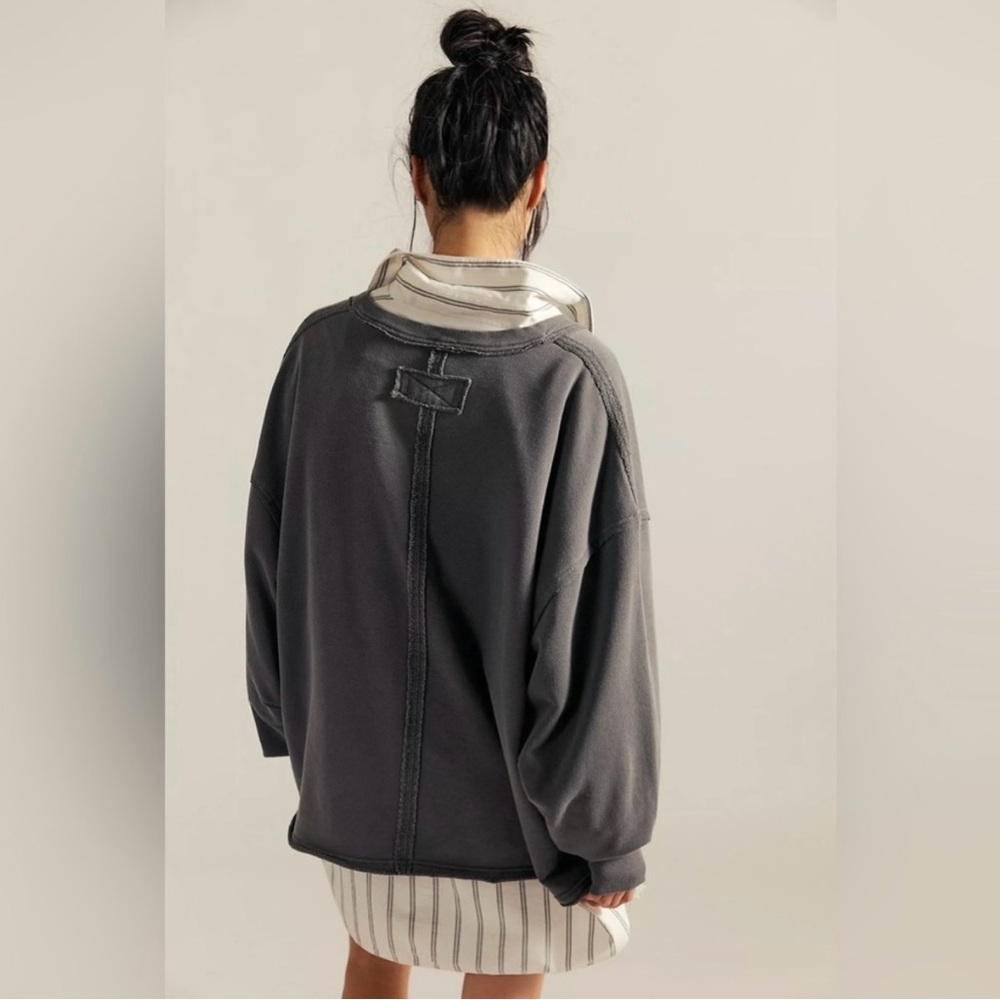 ▪️NWT/NWOT Free People Venice V-neck Graphic Sweatshirts in Washed Black Combo - Picture 2 of 8